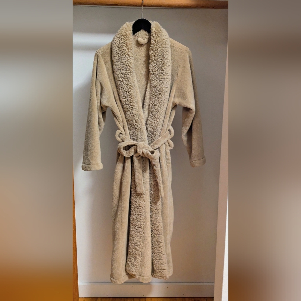 Pottery Barn Alpine Faux Fur Robe Size medium